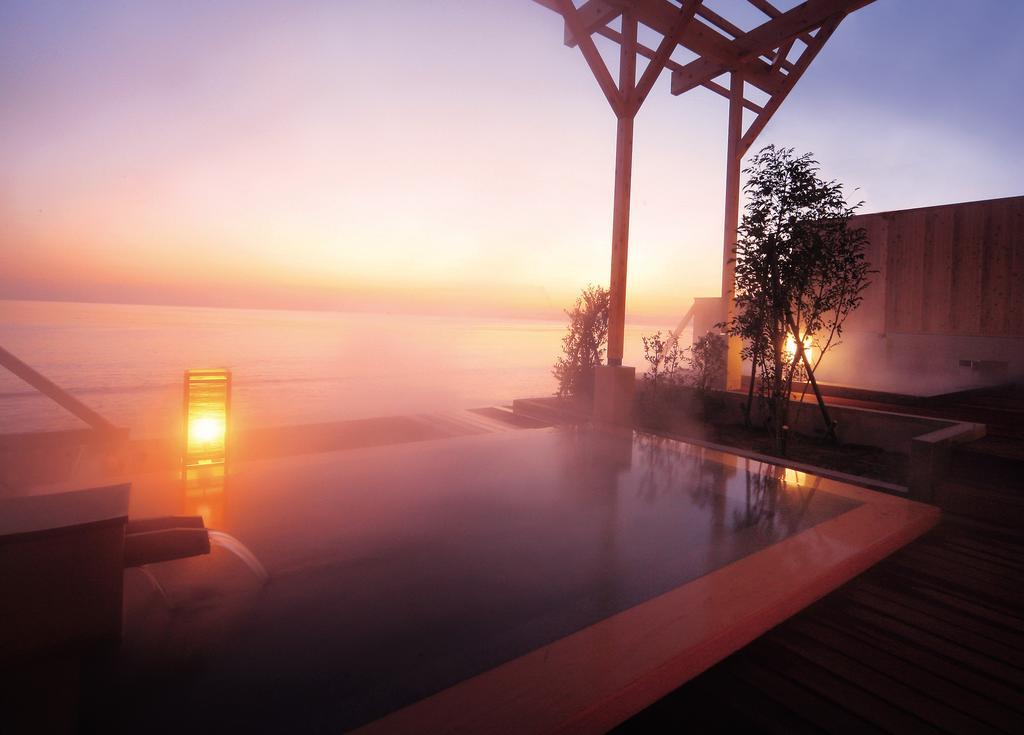 Amane Resort Seikai Beppu Bagian luar foto A view of the outdoor onsen at the Hoshino Resorts Karuizawa Hika