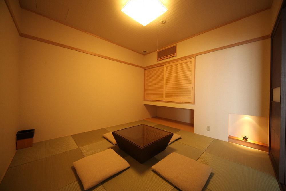 Amane Resort Seikai Beppu Bagian luar foto A traditional Japanese room with a kotatsu