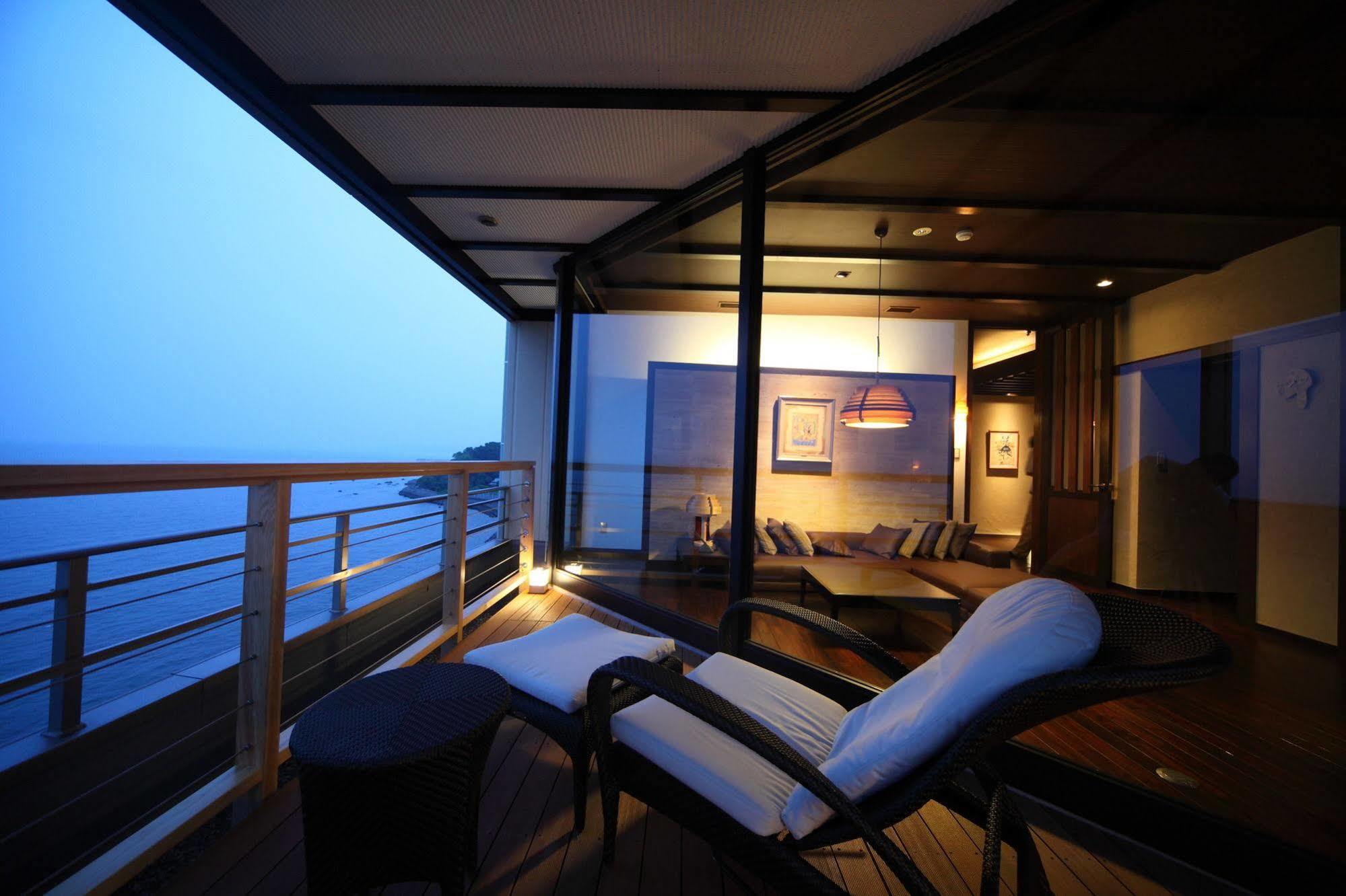 Amane Resort Seikai Beppu Bagian luar foto The balcony of a suite on the World Voyager