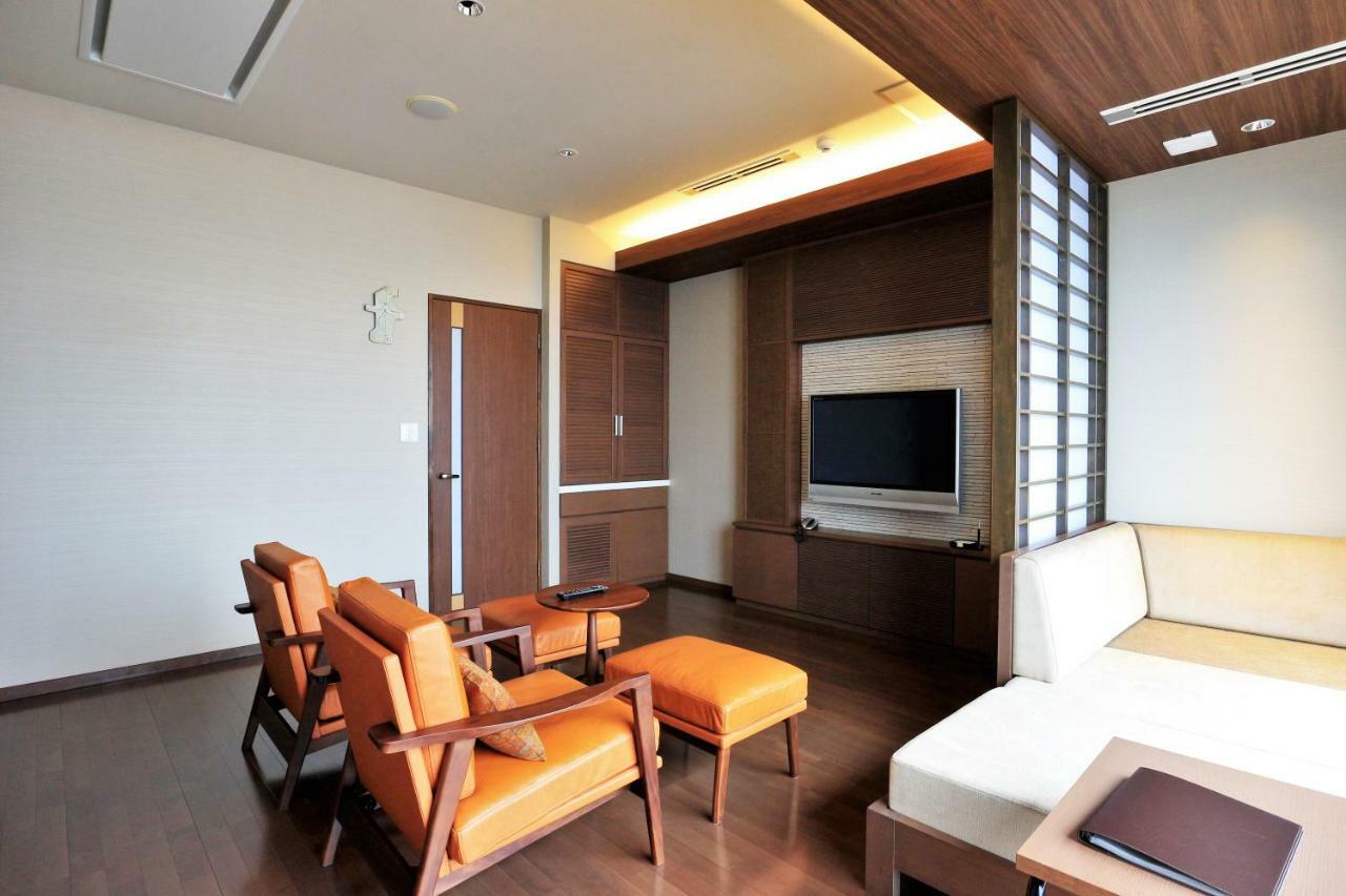 Amane Resort Seikai Beppu Bagian luar foto A living room in a Japanese house